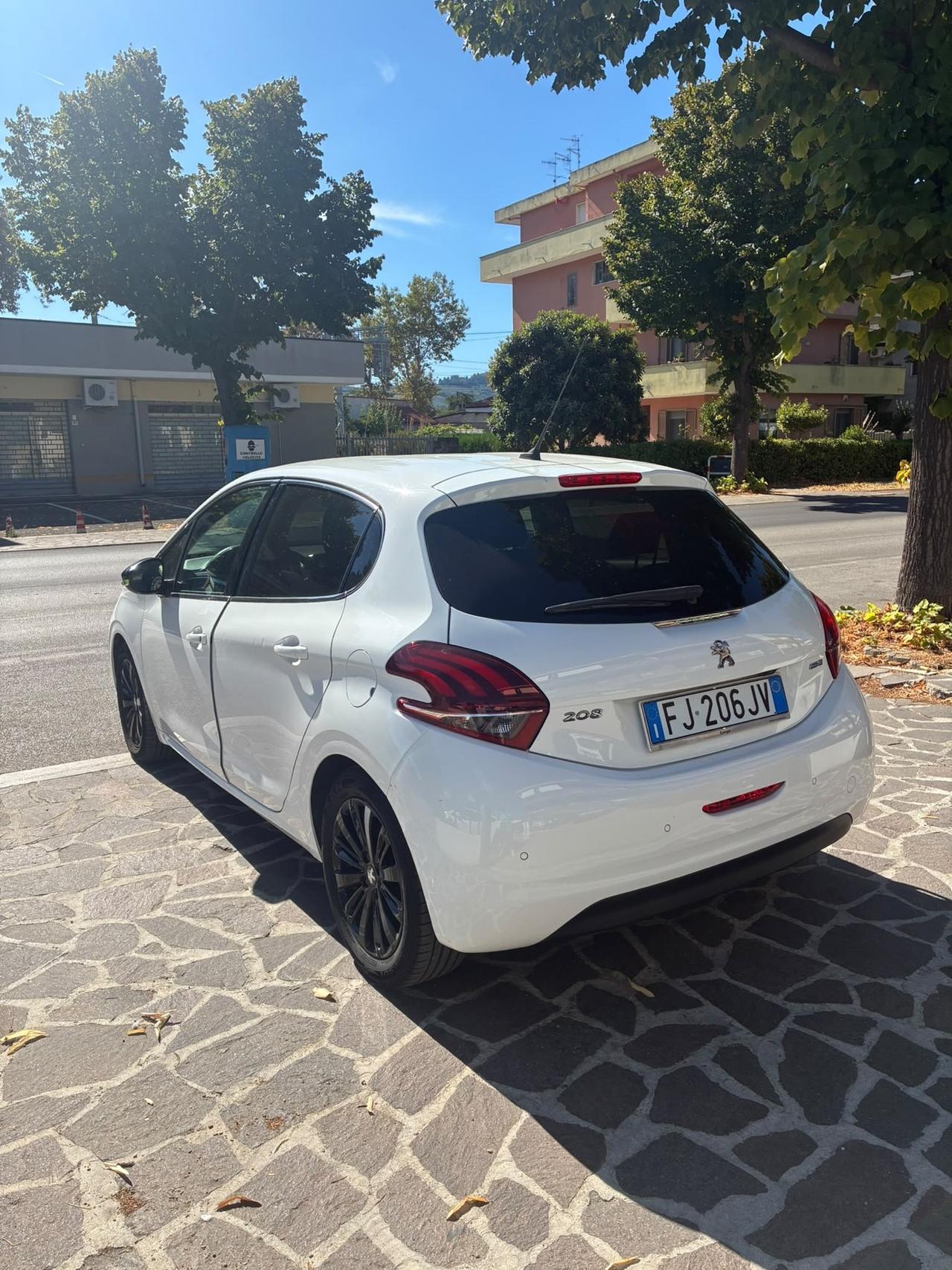 Peugeot 208 PureTech 82 5 porte Allure