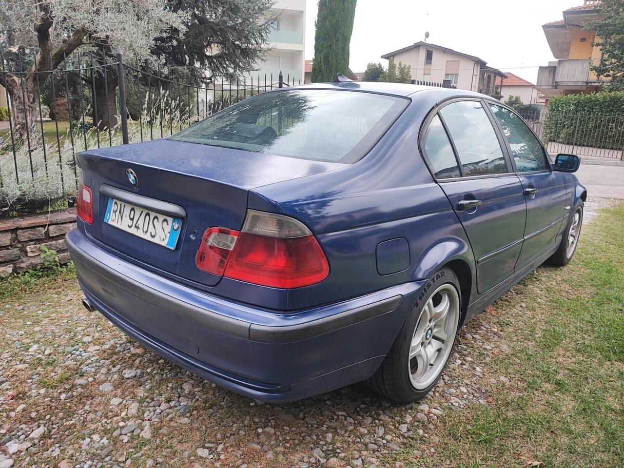 Bmw 320 Berlina 136 CV schermo