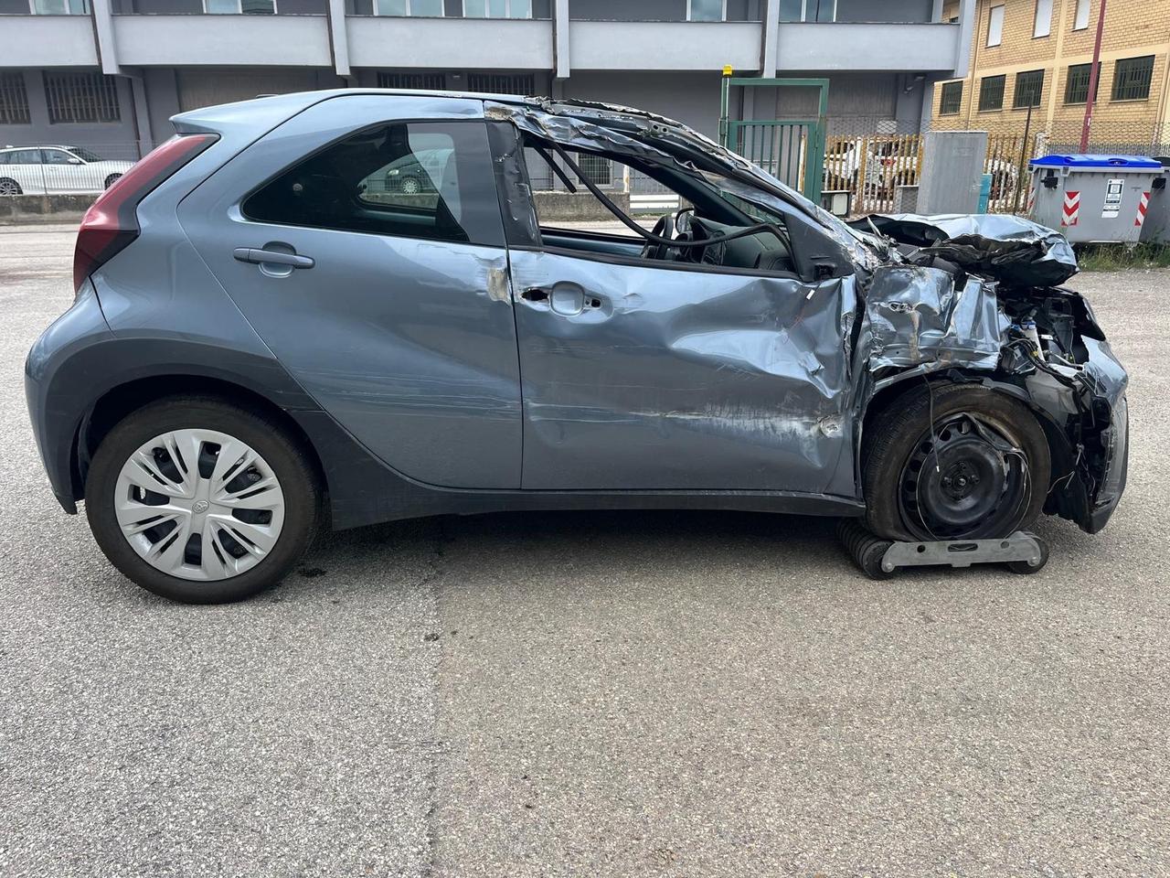 Pacchetto 2 auto incidentate : AYGO X - Hyundai I10