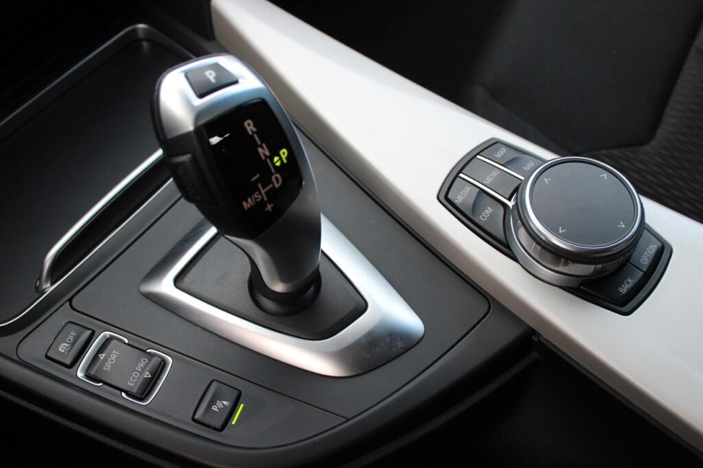 BMW 318d Touring Aut. *RETROCAMERA *FULL LED