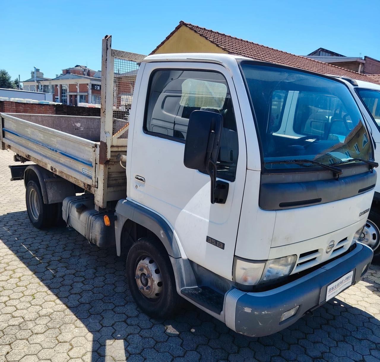 Nissan CABSTAR RIBALTABILE TRILATERALE (CON PROBLEMI)