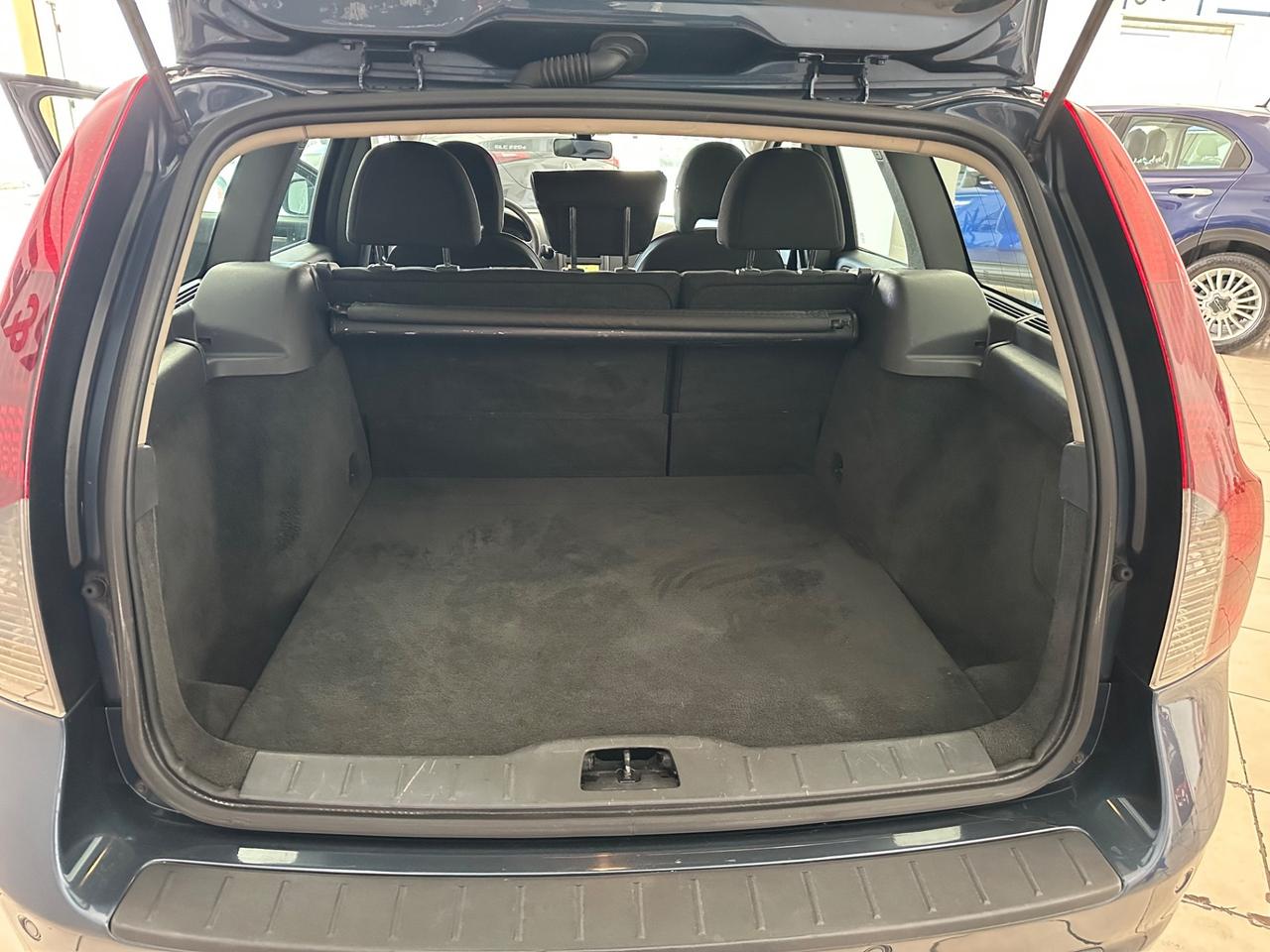 Volvo V50 D2 R-design