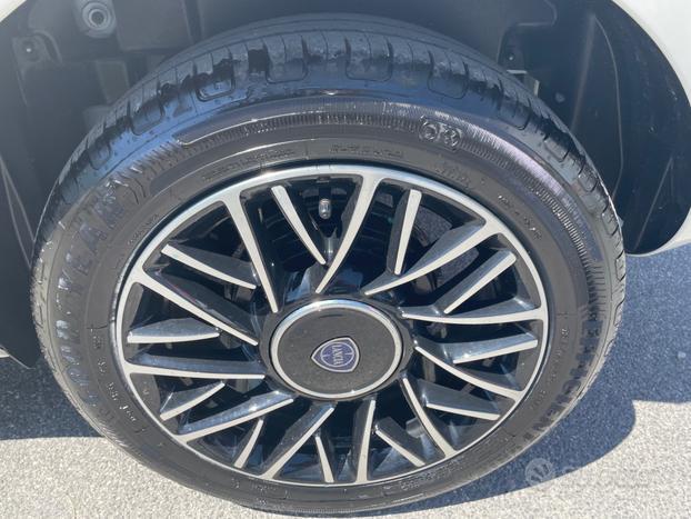 Lancia Ypsilon 1.0 firefly hybrid Platino 70cv KM0