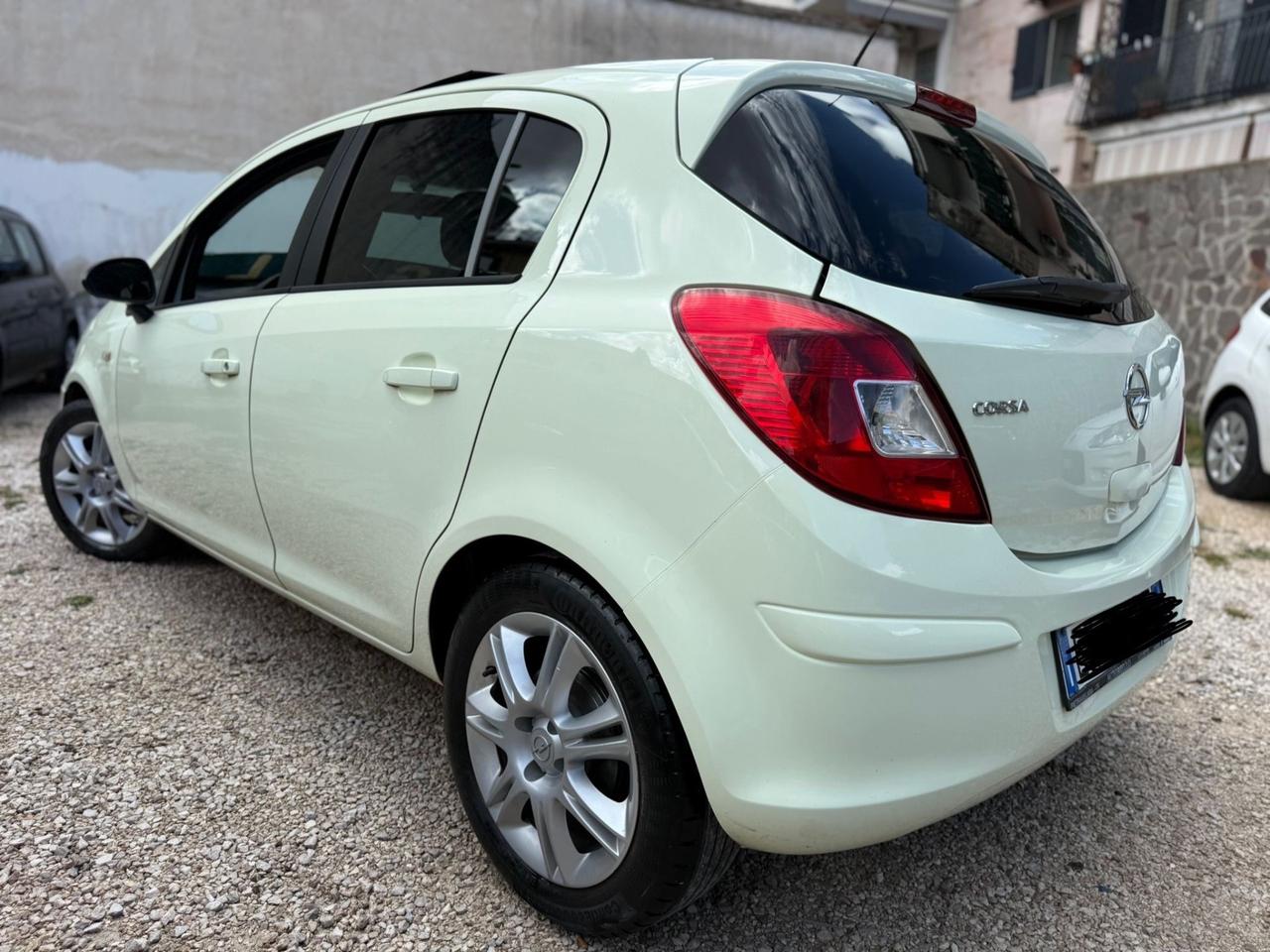 Opel Corsa 1.2 5 porte anno 2013