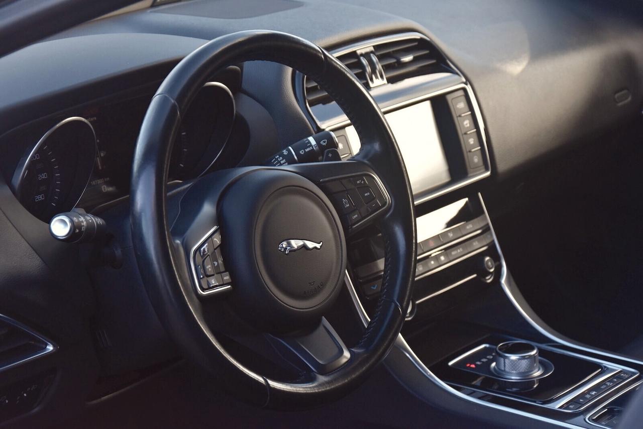 Jaguar XE 2.0 D Turbo 180CV aut. Prestige