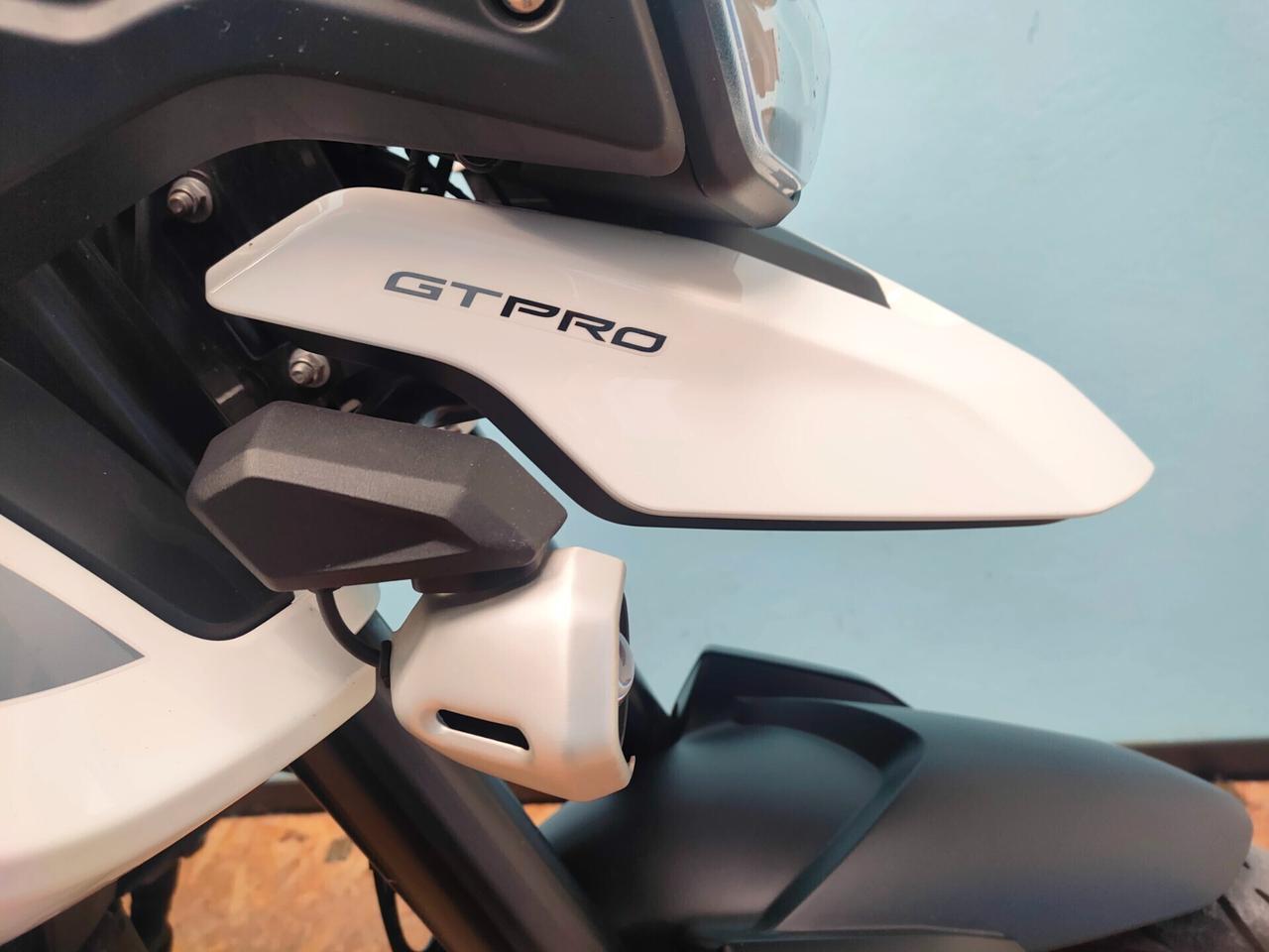Triumph Tiger 900 GT PRO con tris borse originali