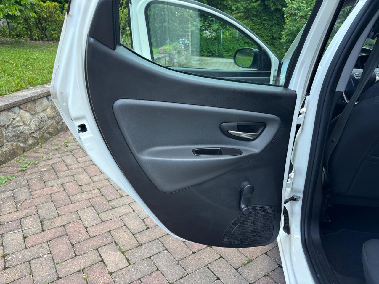 Lancia Ypsilon 0.9 TwinAir 85 CV 5 porte S&S Gold OK NEOPATENTATI