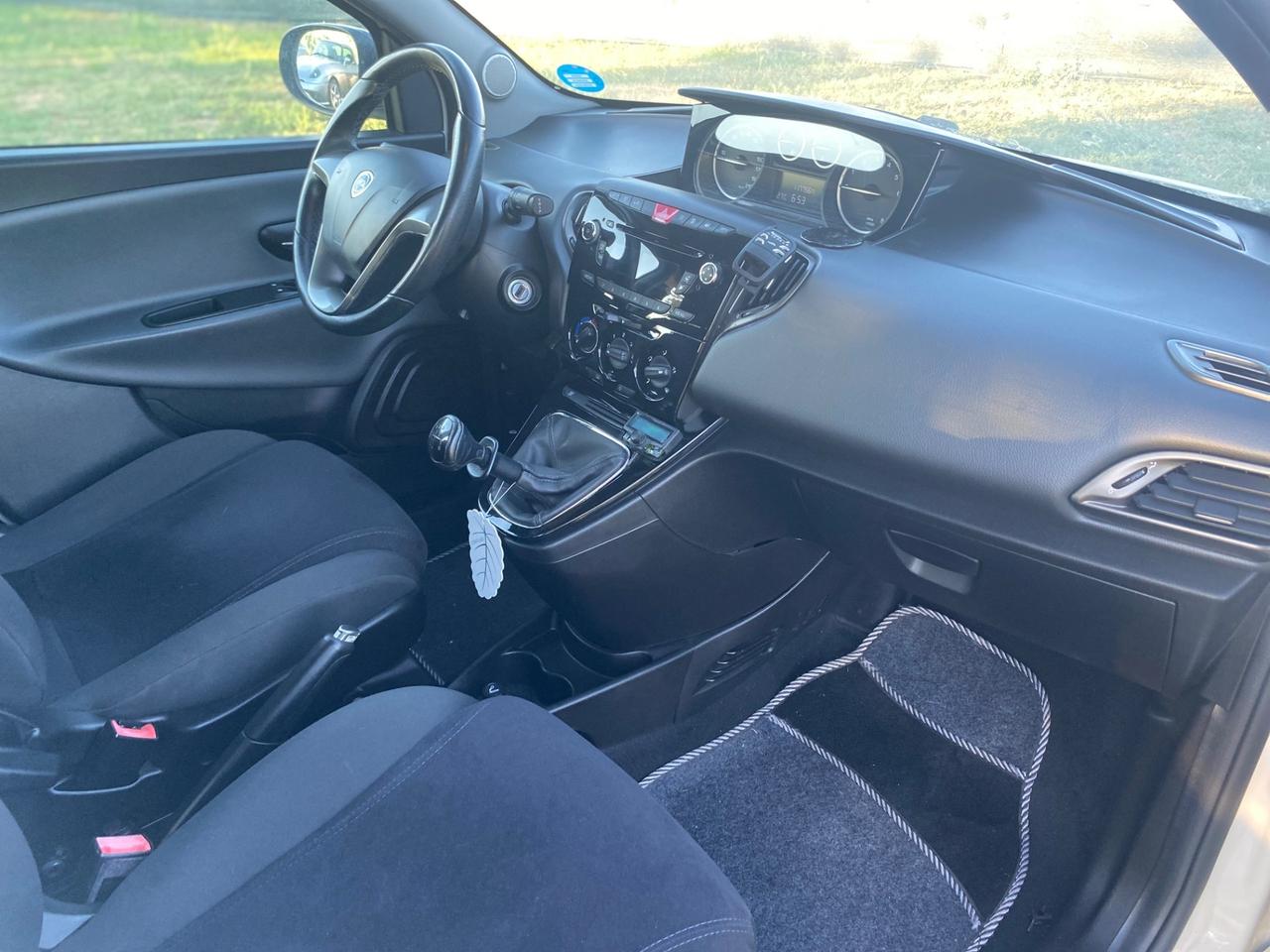 Lancia Ypsilon 1.2 69 CV 5 porte S&S Platinum ok neo patentati