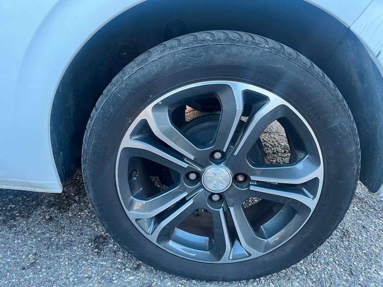 Peugeot 208 1.4 HDi 68 CV 3 porte Allure