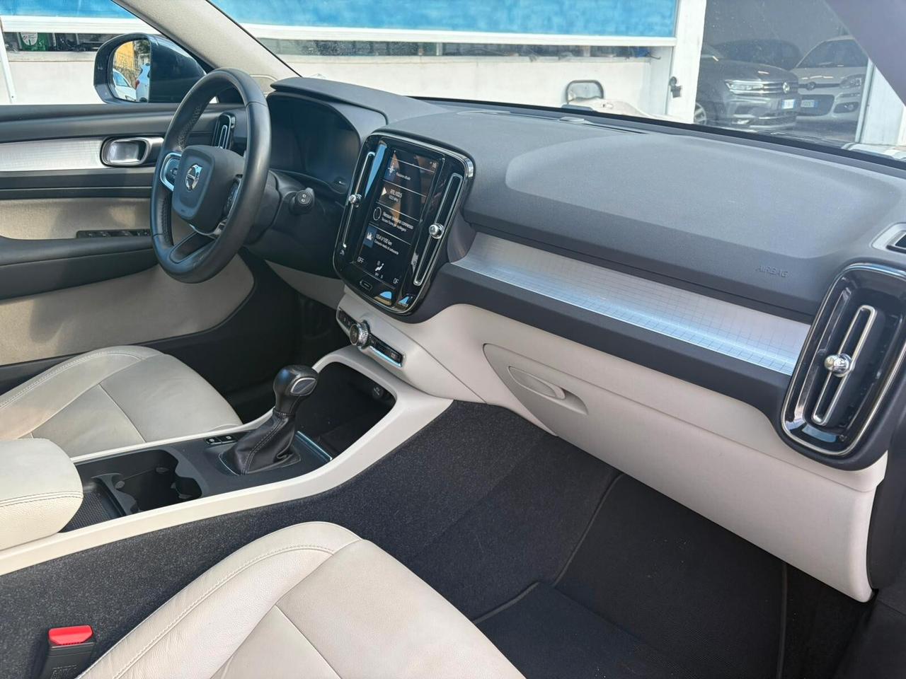 Volvo XC40 T2 Momentum Pro*EURO6*NEOPATENTATI