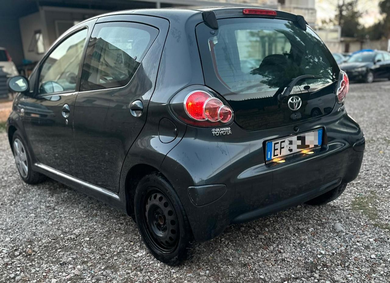 Toyota Aygo 1.0 12V VVT-i 5 porte Sol Connect Red Edition