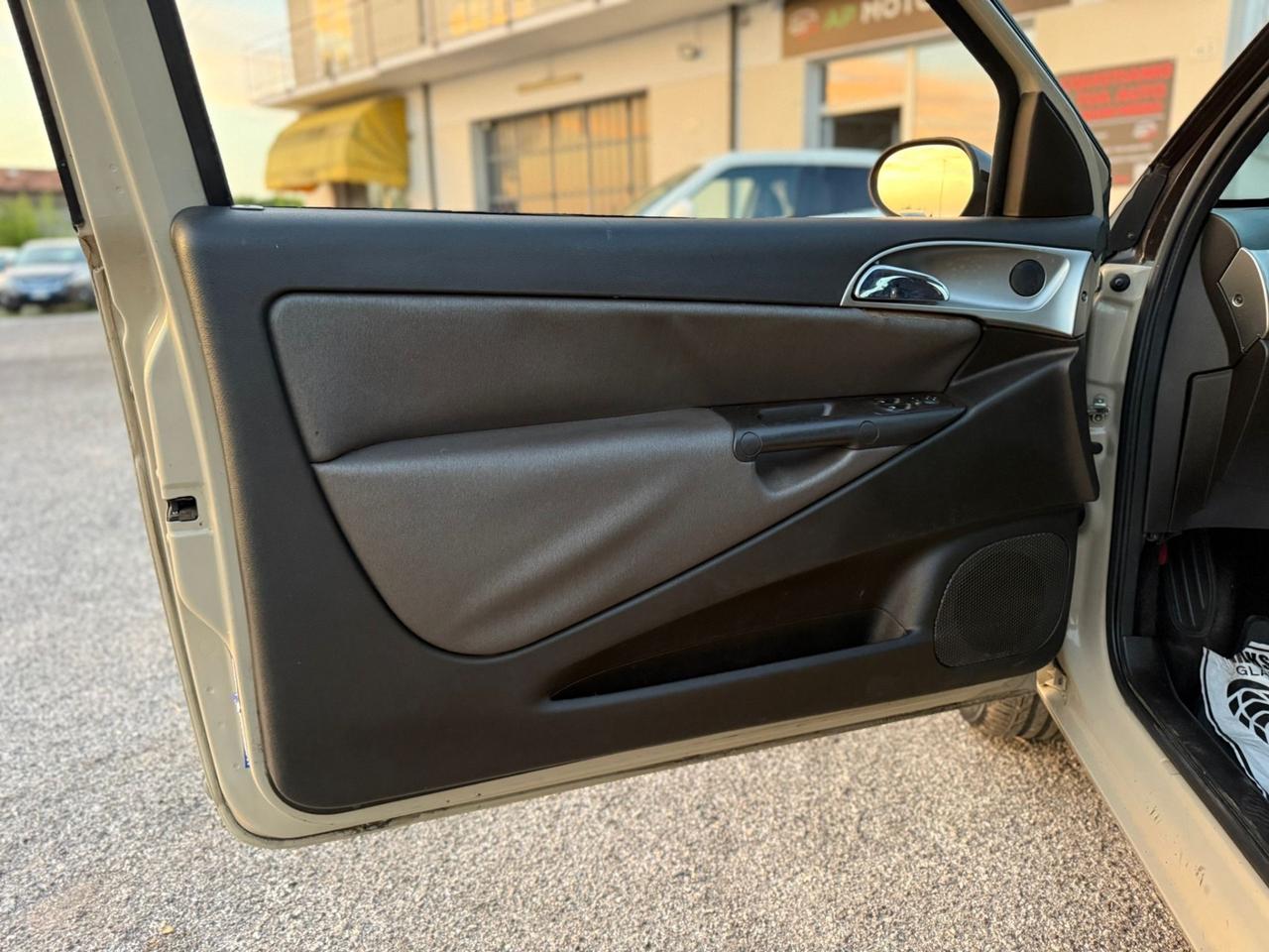 Lancia Ypsilon 1.4 Oro Giallo