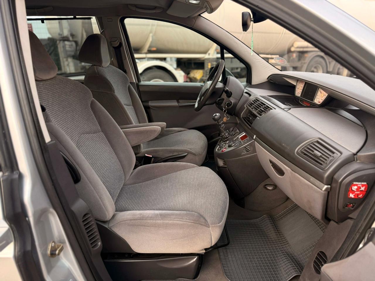 Peugeot 807 2.0 HDi FAP SV 7 POSTI