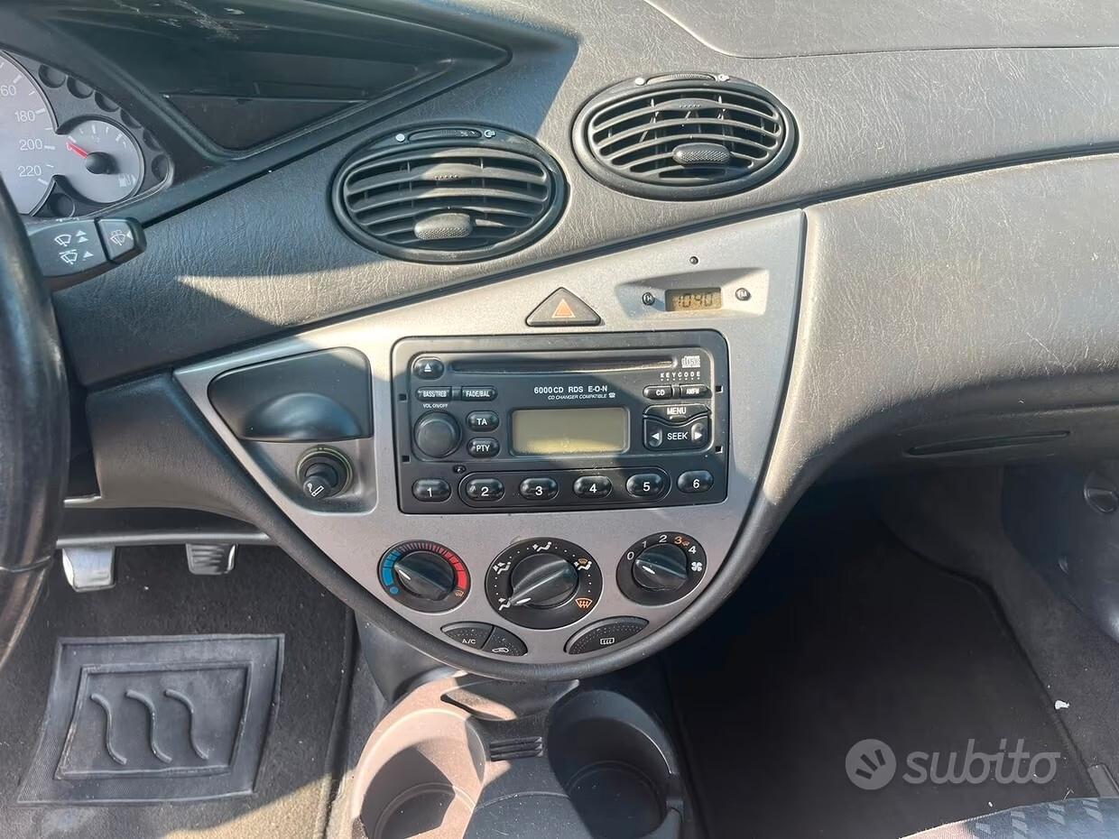Ford Focus 1.4i 16V cat 5p. Ambiente