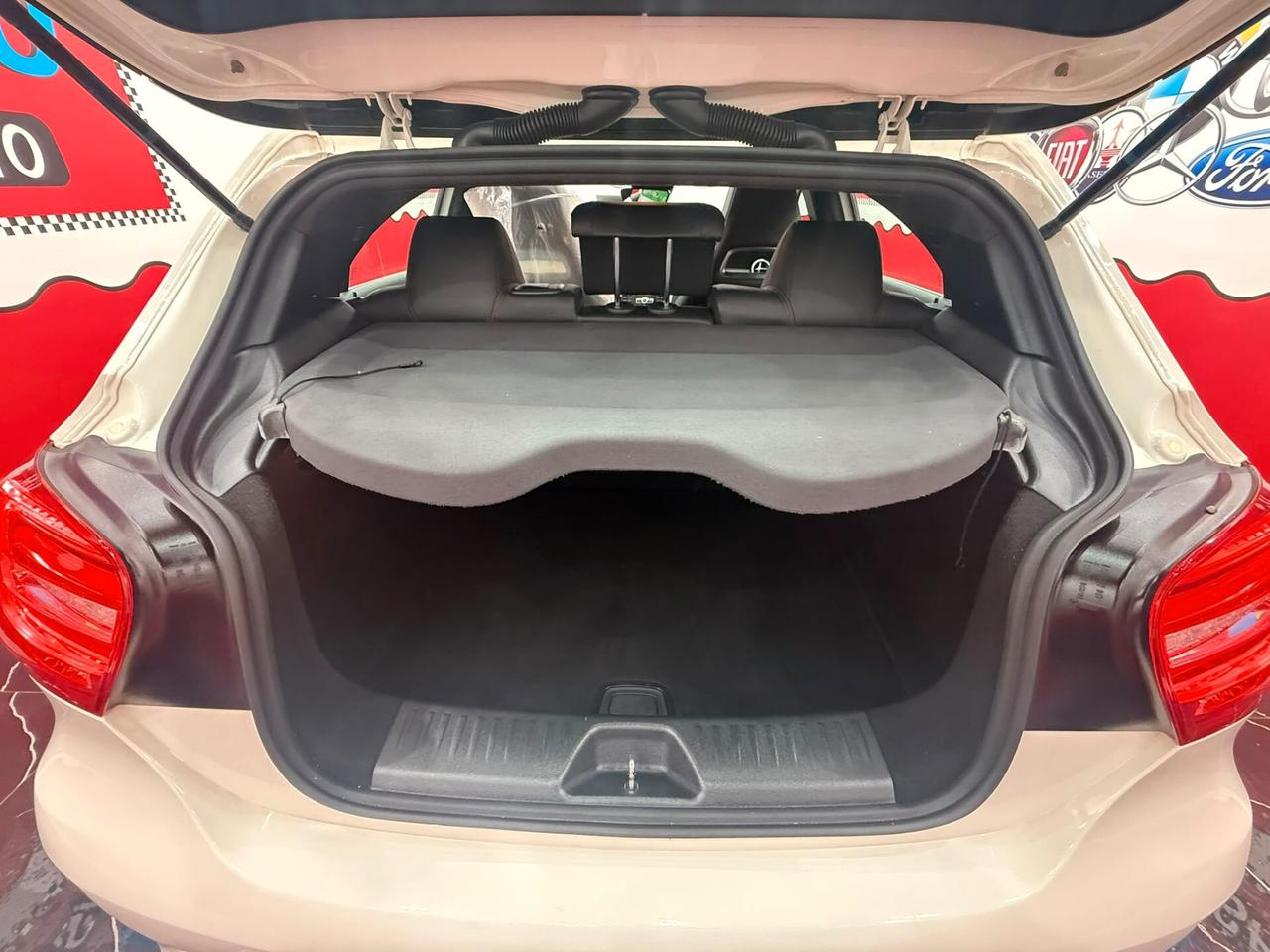 Mercedes-benz A 180 1.5 109cv Premium - 2014