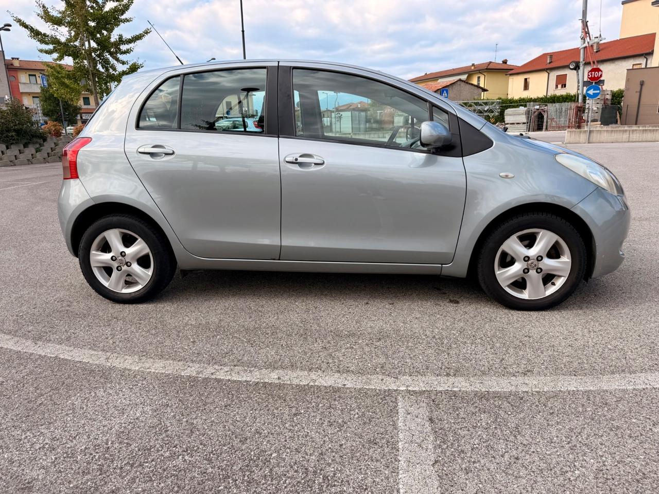 Toyota Yaris 1.3 5 p NAVI 2A SERIE