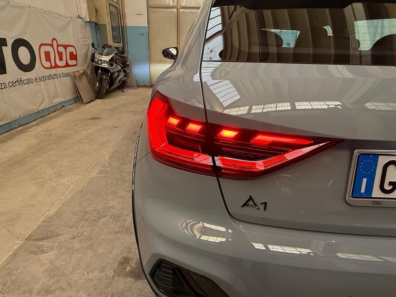 Audi A1 citycarver 30 TFSI Identity Contrast