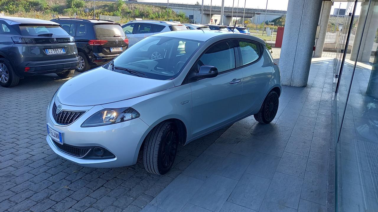Lancia Ypsilon 1.0 FireFly 5 porte S&S Hybrid Silver