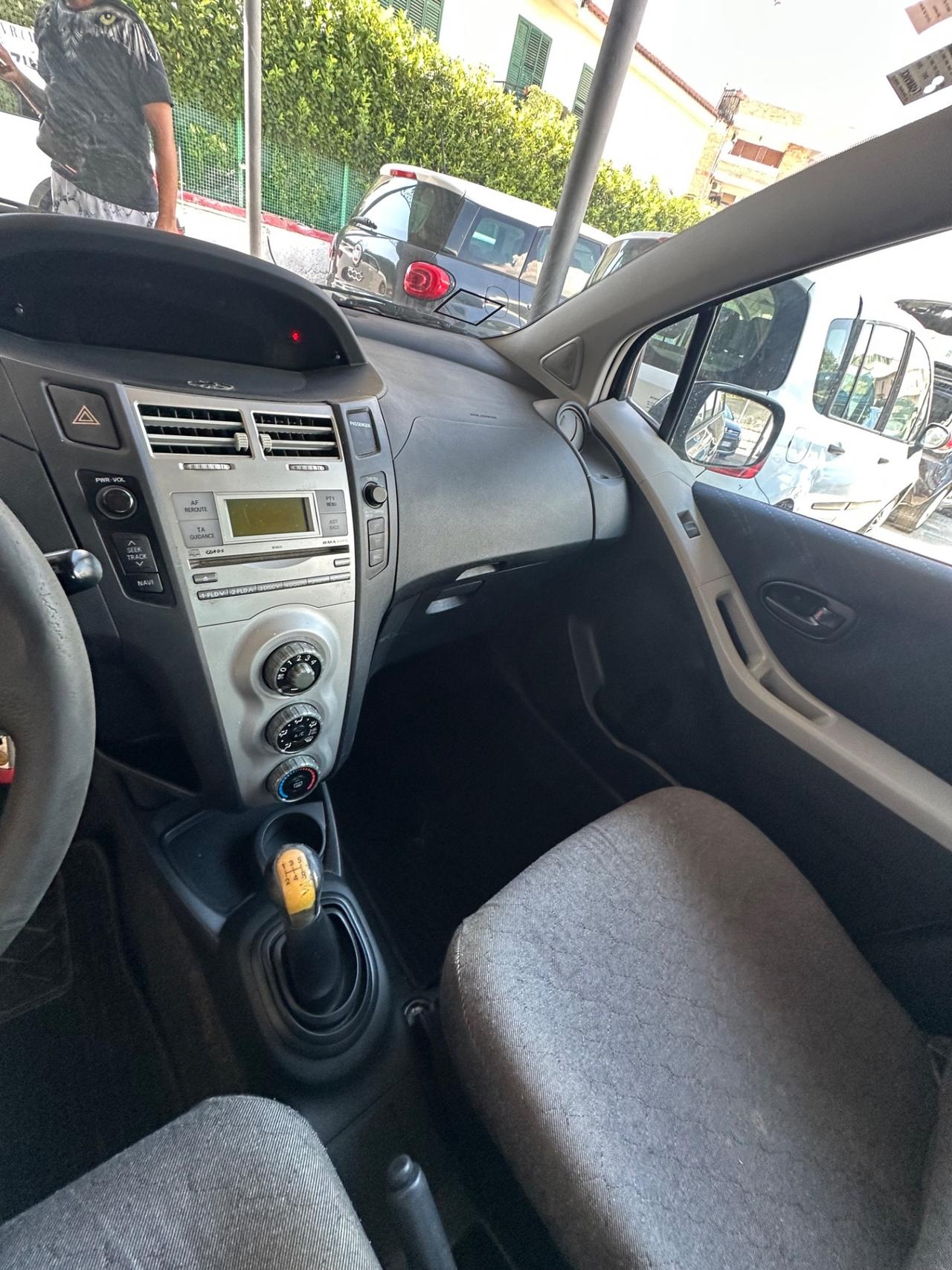 Toyota Yaris 1.3i 16V cat 5 porte Sol
