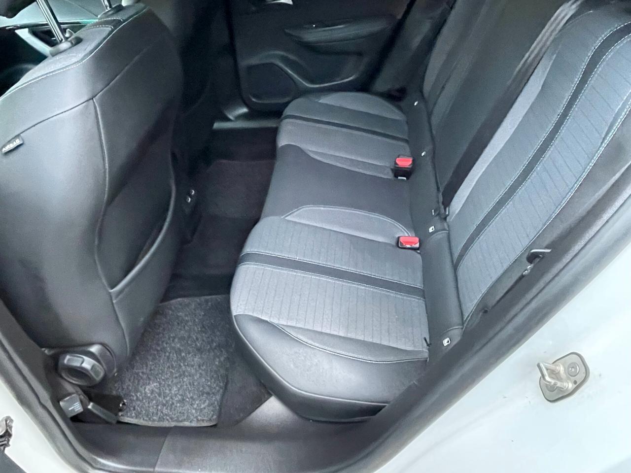 Peugeot 2008 BlueHDi 110 S&S Allure Pack