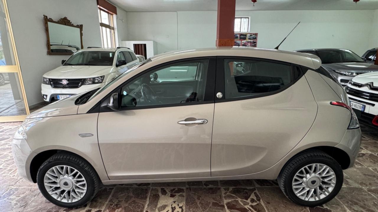 Lancia Ypsilon 0.9 TwinAir 85 CV 5 porte Metano Ecochic Silver