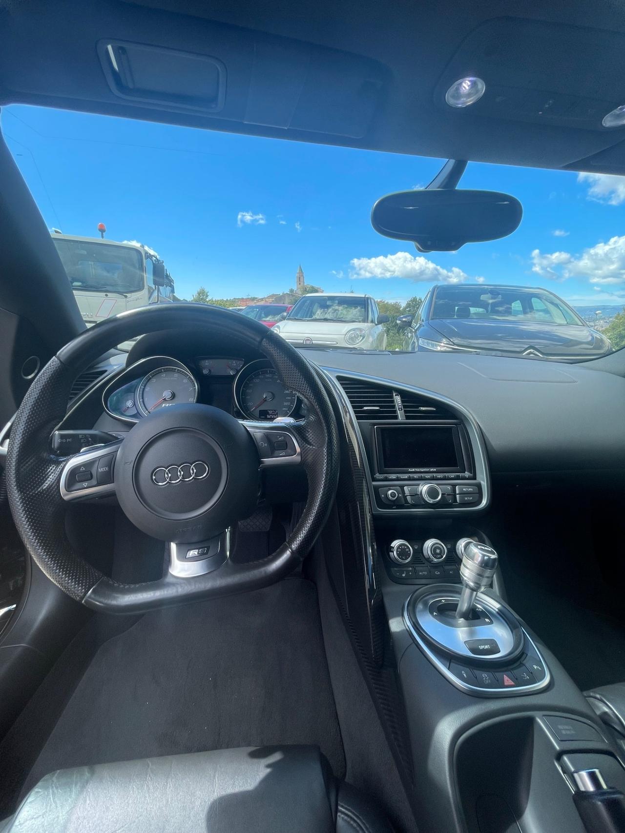 Audi R8 4.2 V8 FSI quattro R tronic