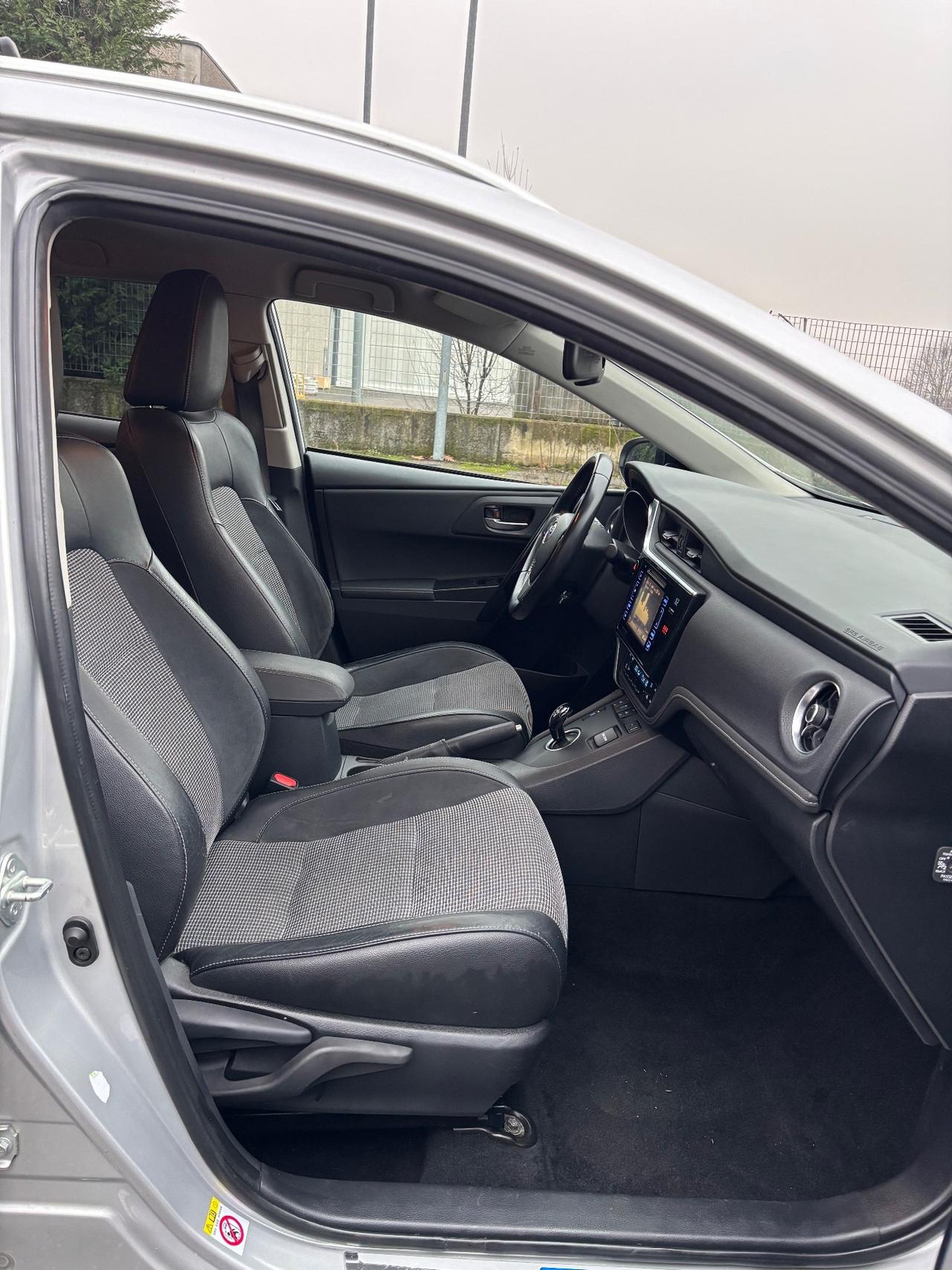 Toyota Auris Touring Sports 1.8 Hybrid Lounge