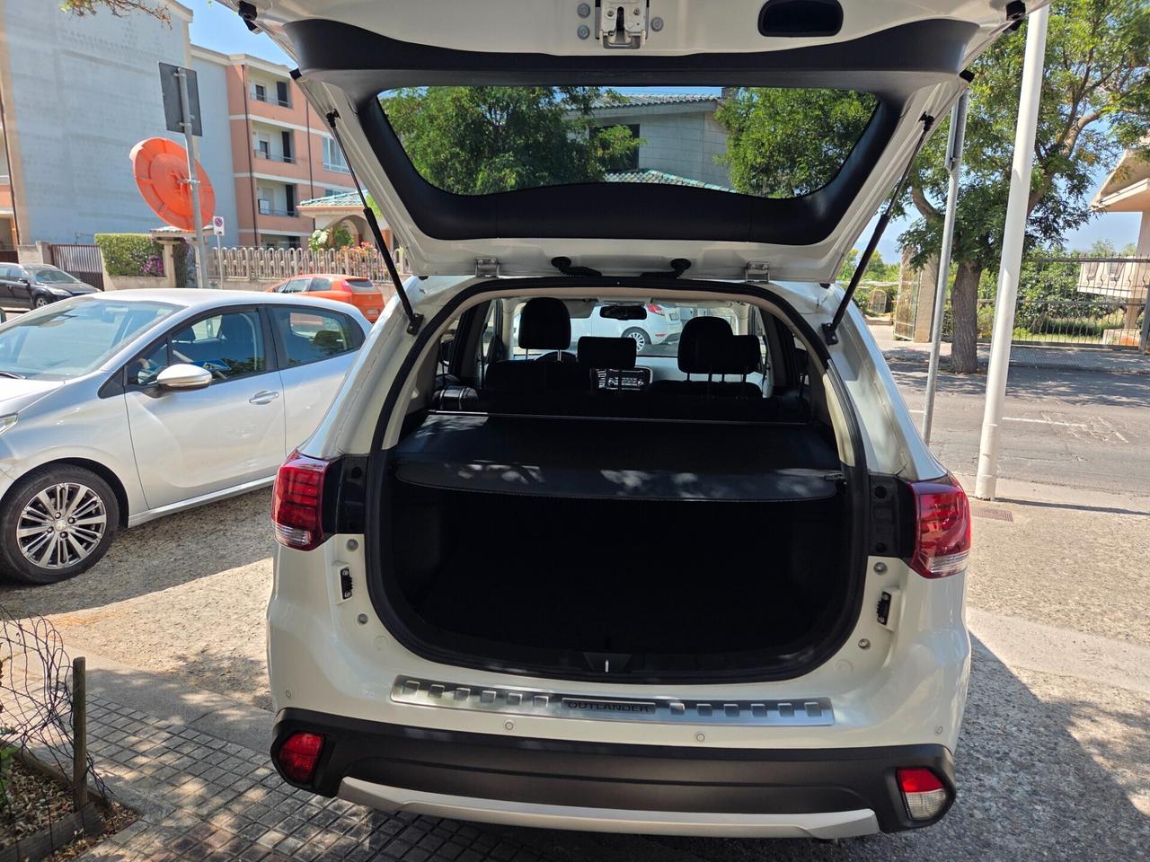 Mitsubishi Outlander 2.2 DI-D 4WD Intense