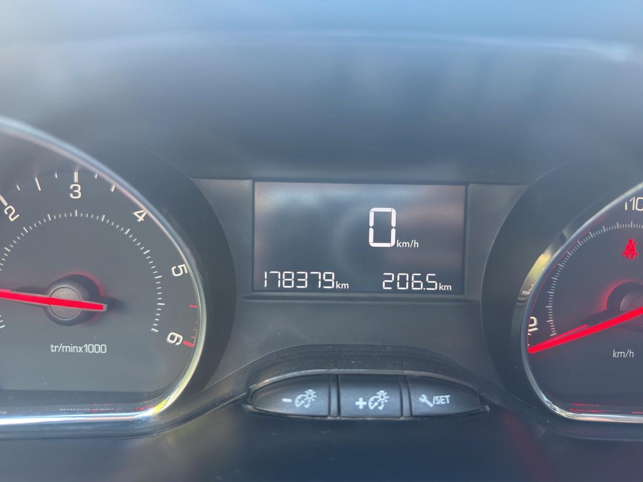 Peugeot 208 1.4 HDi 68 CV Active-TOUCHSCREEN