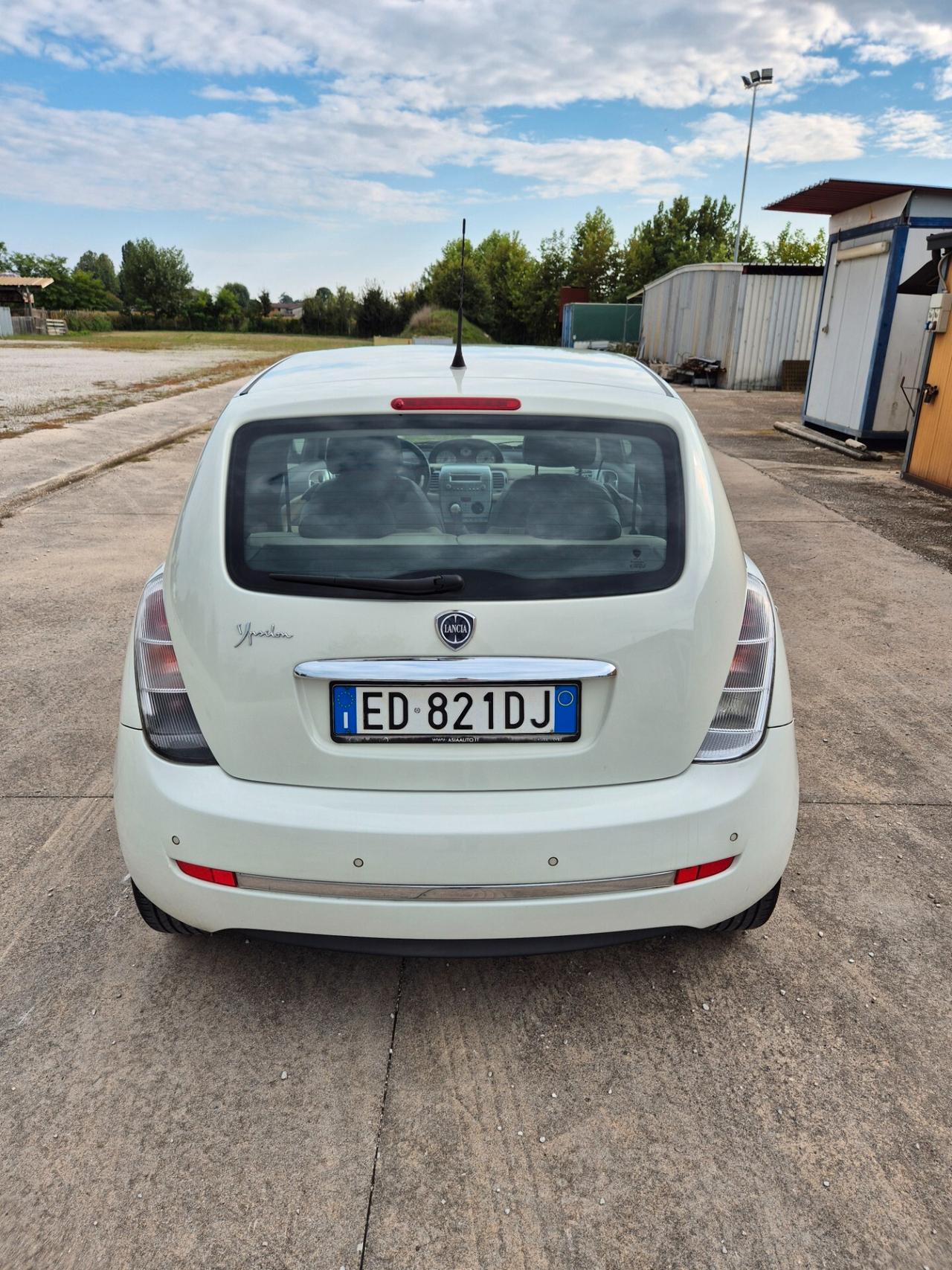 Lancia Ypsilon 1.3 MJT 75 CV Argento