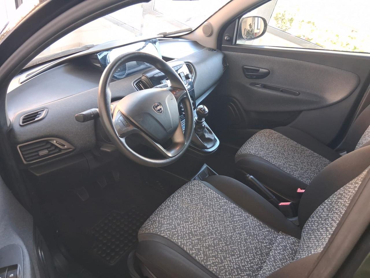 Lancia Ypsilon 1.0 FireFly 5 porte S&S Hybrid Ecochic Silver