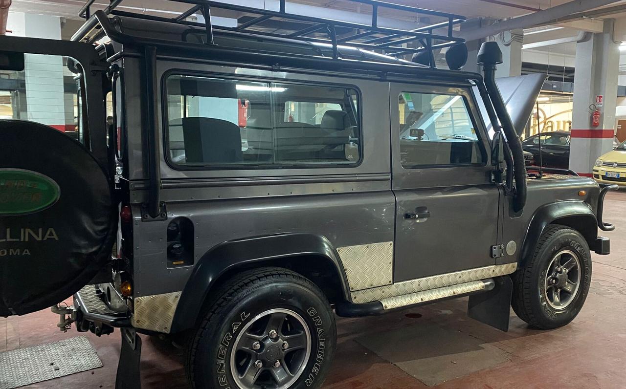 Land Rover Defender LD - Tomb Raider