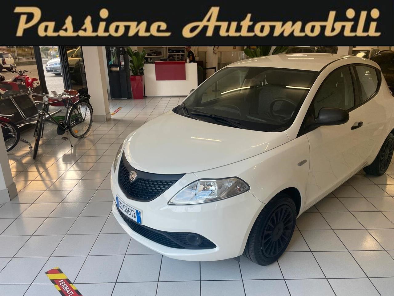 Lancia Ypsilon 1.0 FireFly 5 porte S&S Hybrid Ecochic Silver