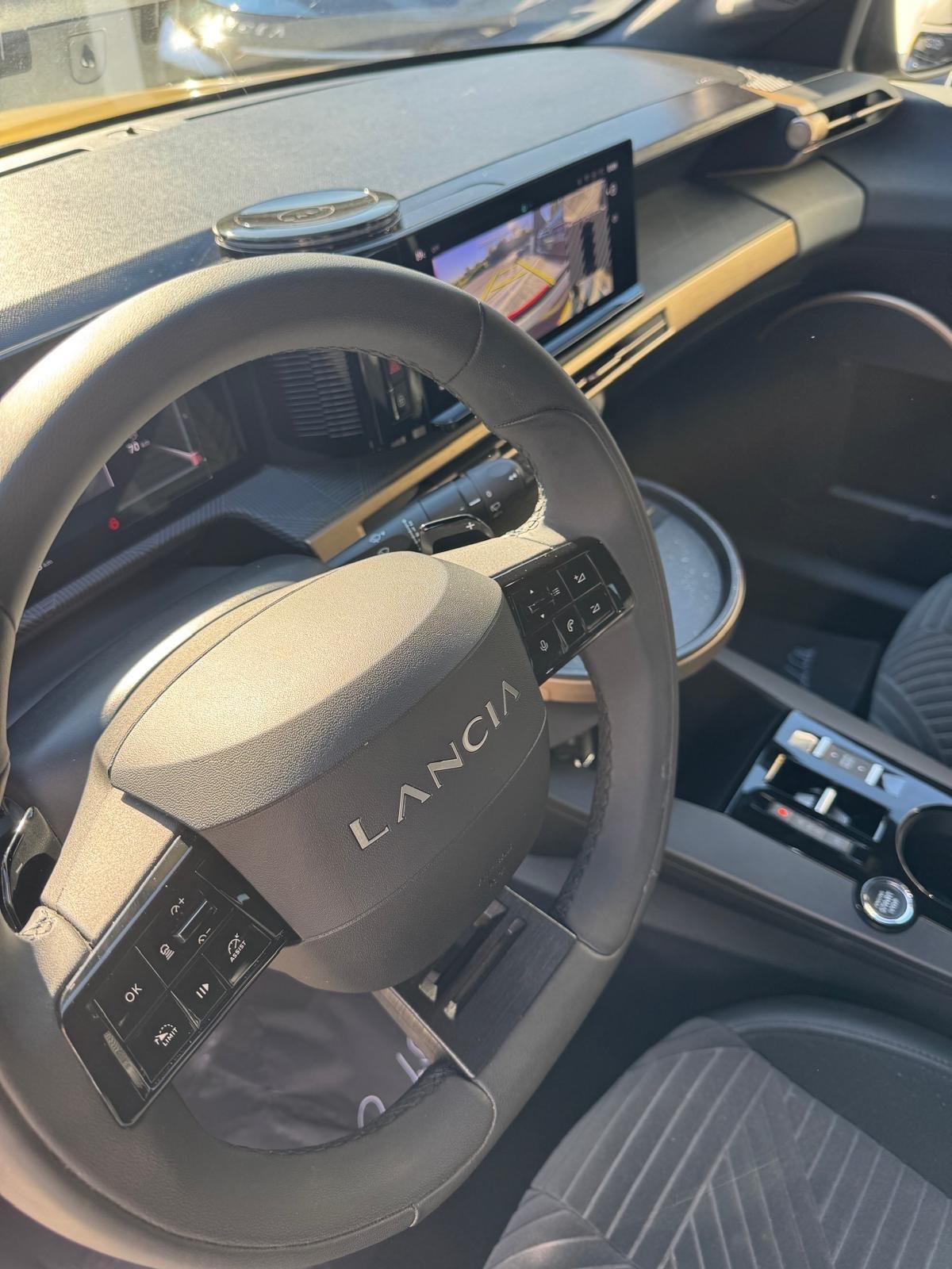 Lancia Ypsilon Hybrid e-DCT LX