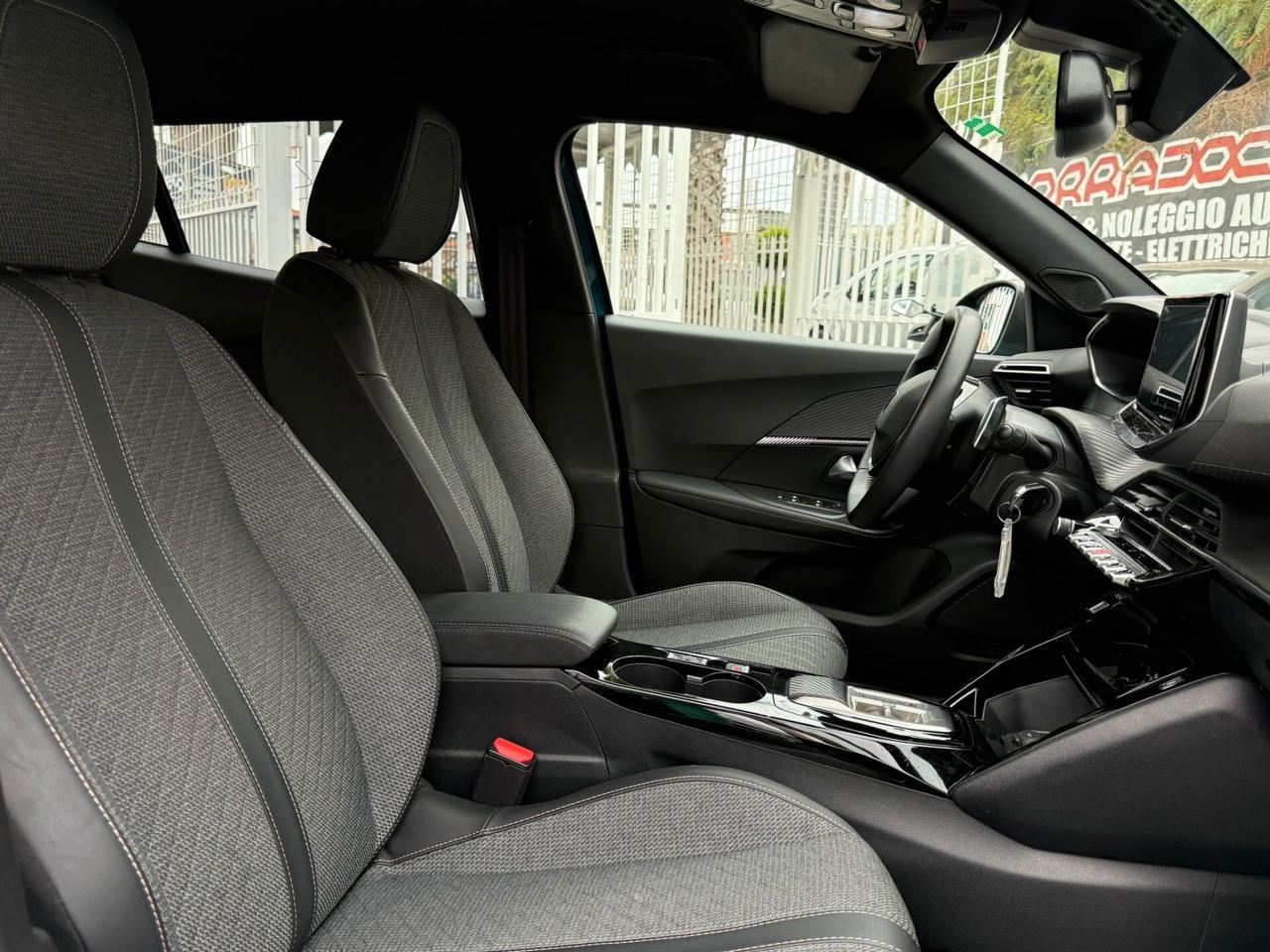 Peugeot 2008 2025 BENZINA 130CV S&S AUTOMATICA Allure 17000KM