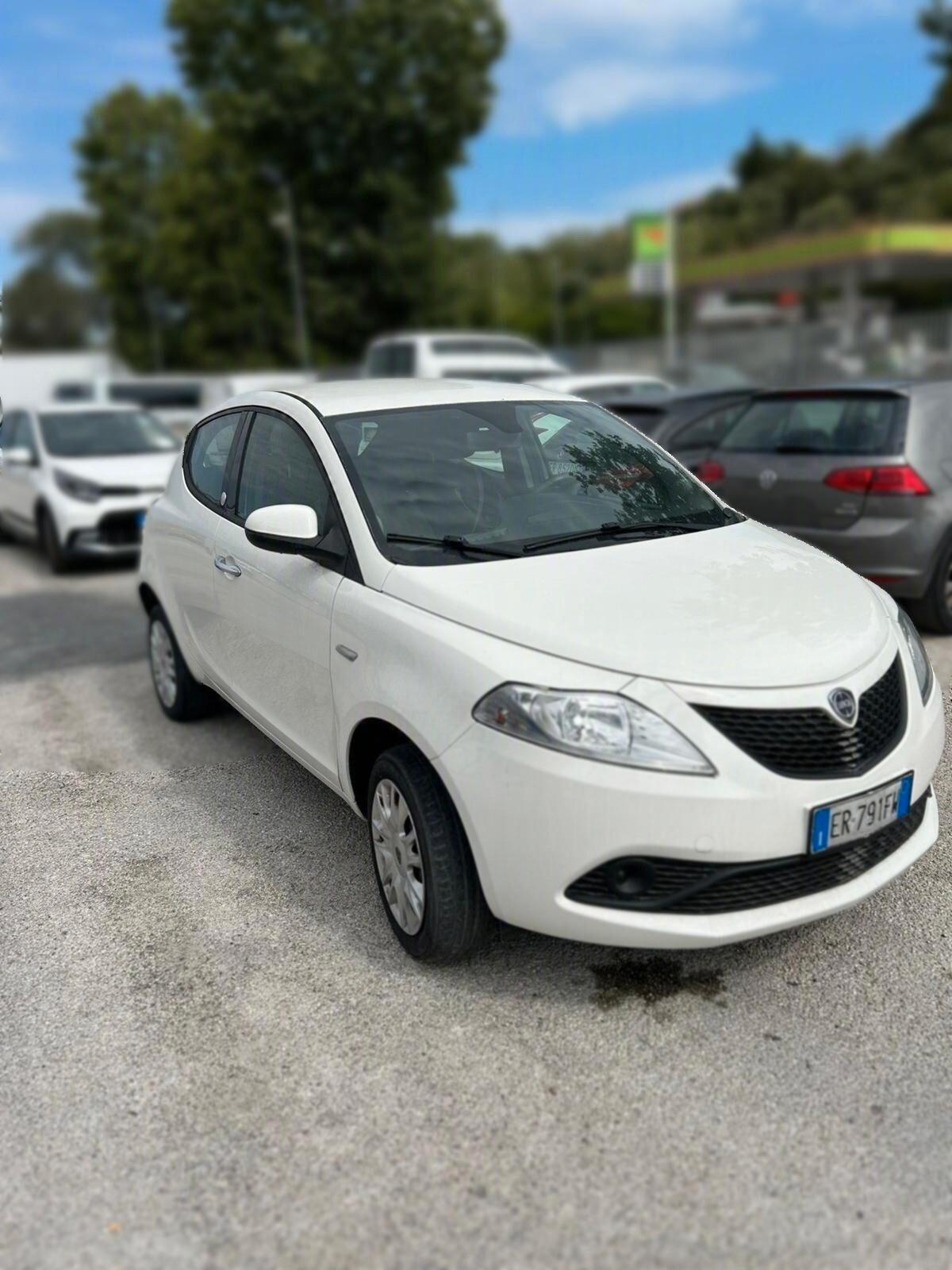 Lancia Ypsilon 0.9 TwinAir 85 CV 5 porte Metano Ecochic Silver