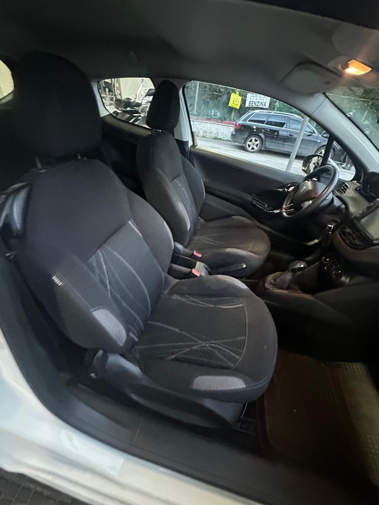 Peugeot 208 1.4 HDi 68 CV 3 porte Access