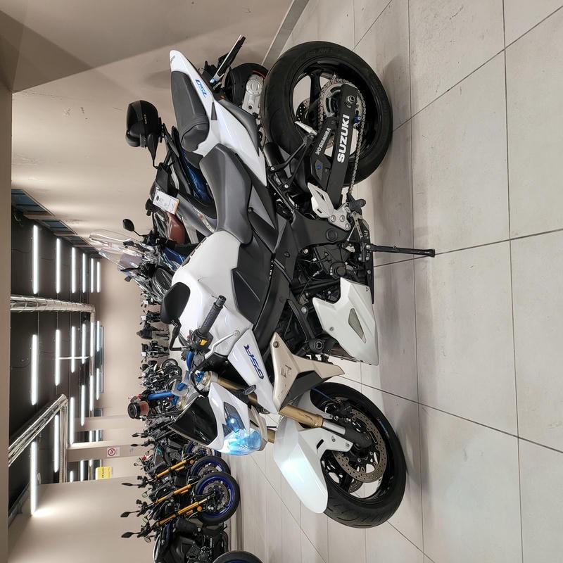 Suzuki GSR 750 - 2011