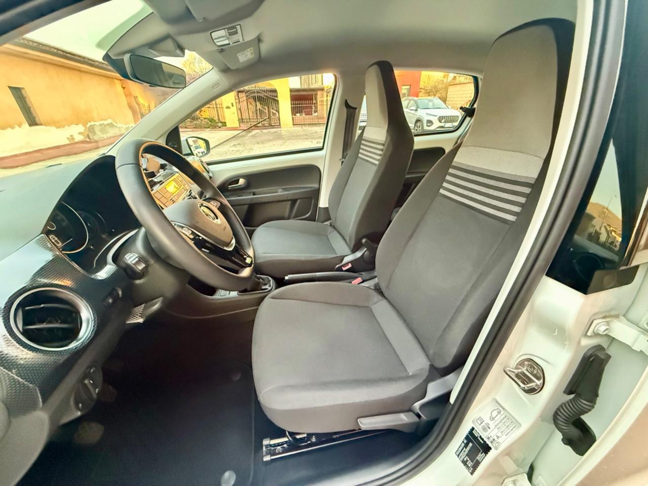 Volkswagen up! 1.0 5p. EVO sport 2000 KM