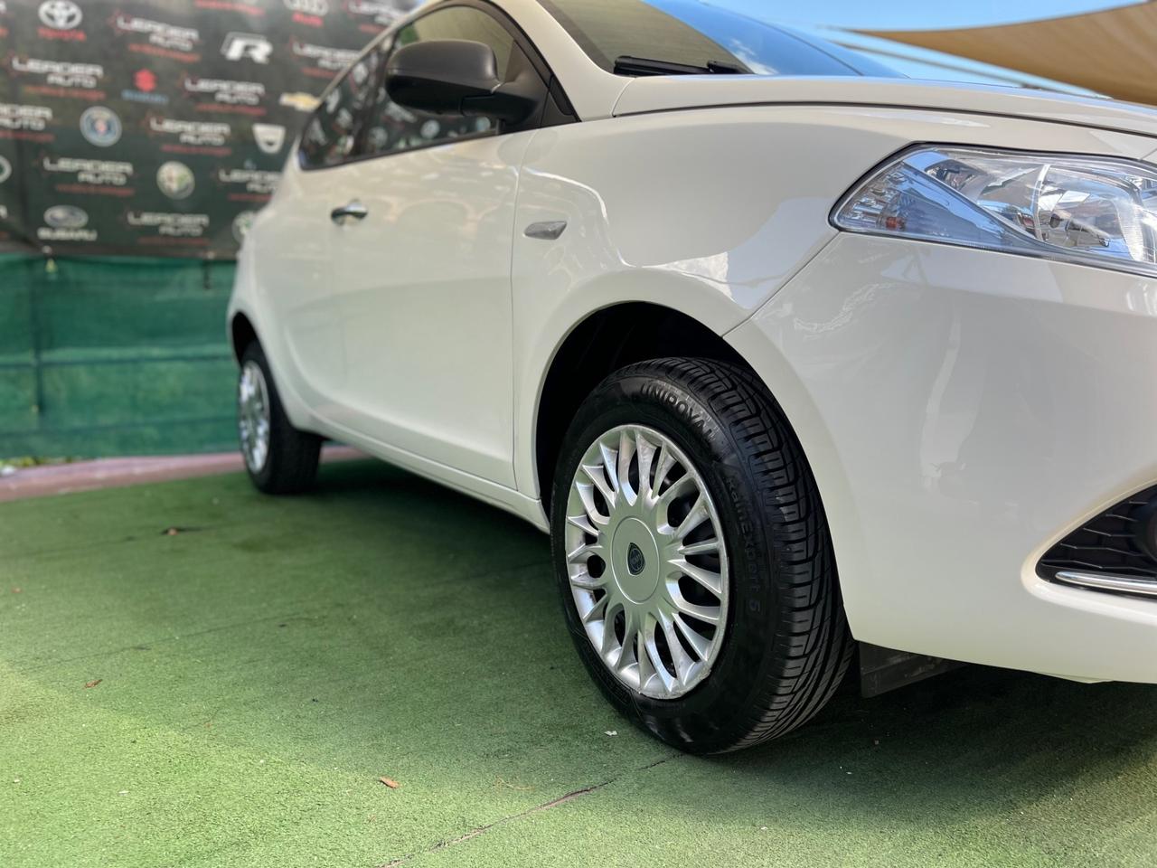 Lancia Ypsilon 0.9 TwinAir 80 CV 5 porte Metano Ecochic Silver