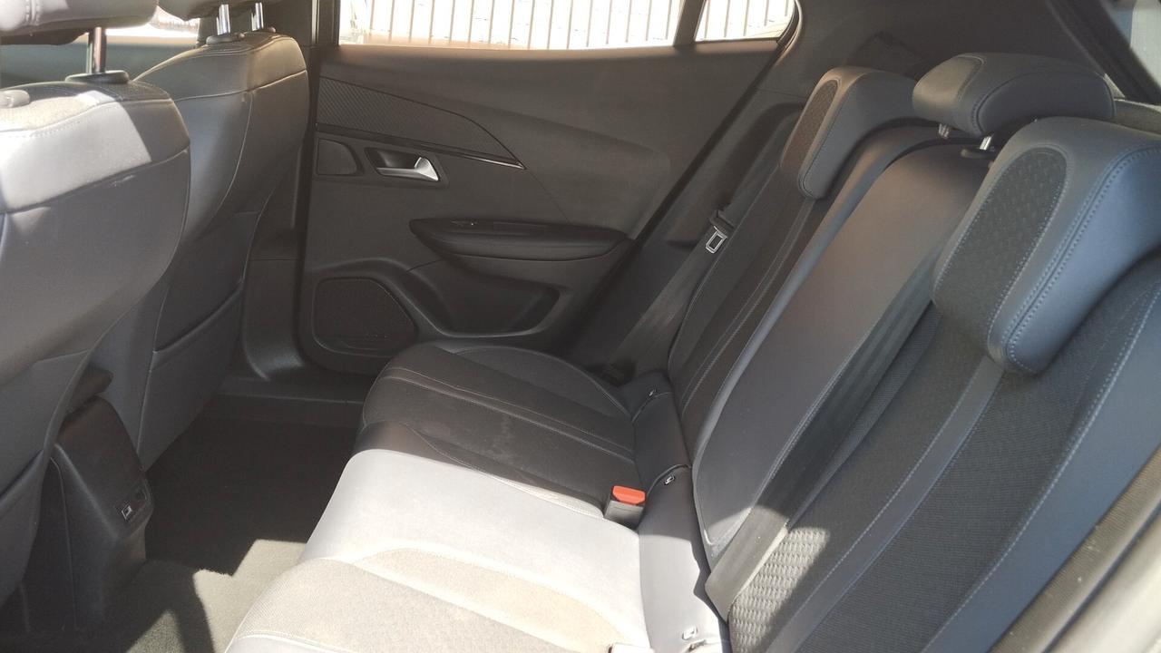 PEUGEOT 2008 1.2 BENZ-NAVI-2020