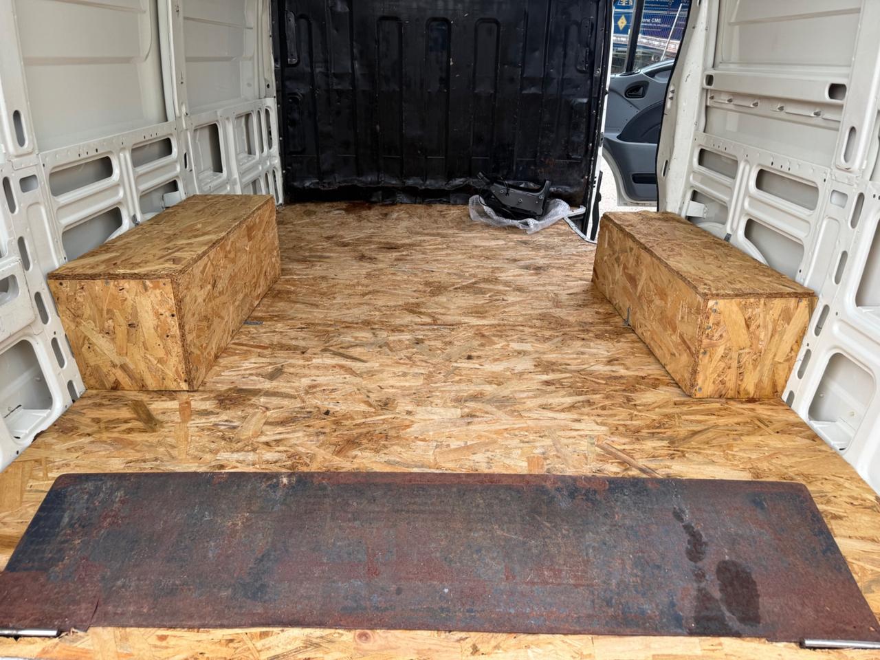 Trattore iveco Daily furgonato con sponda idraulica 10 quintali