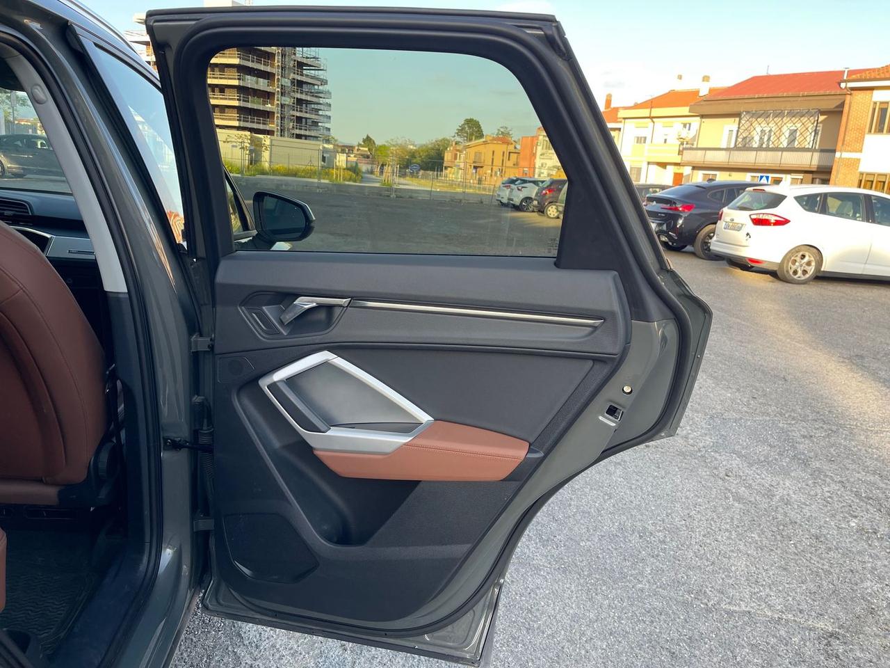 Audi Q3 2.0 35 TDI Business #10639