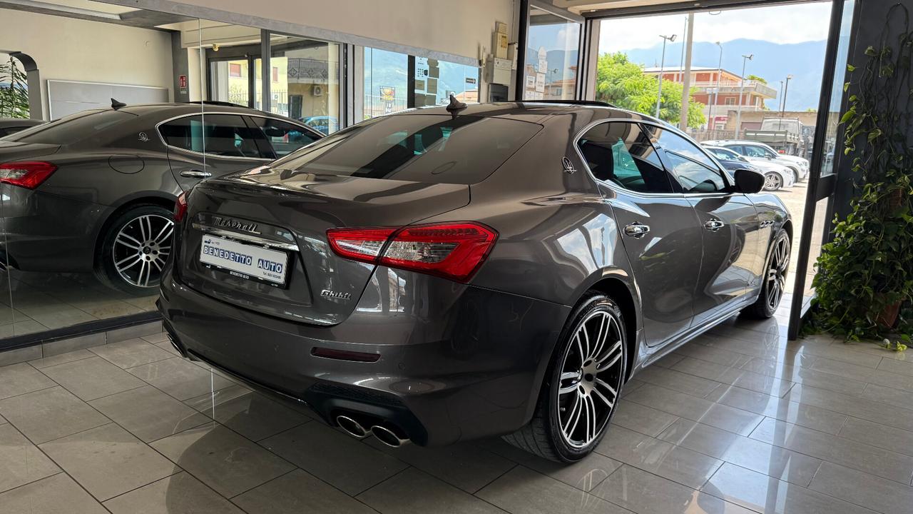 Maserati Ghibli V6 Diesel 275 CV Gransport TETTO