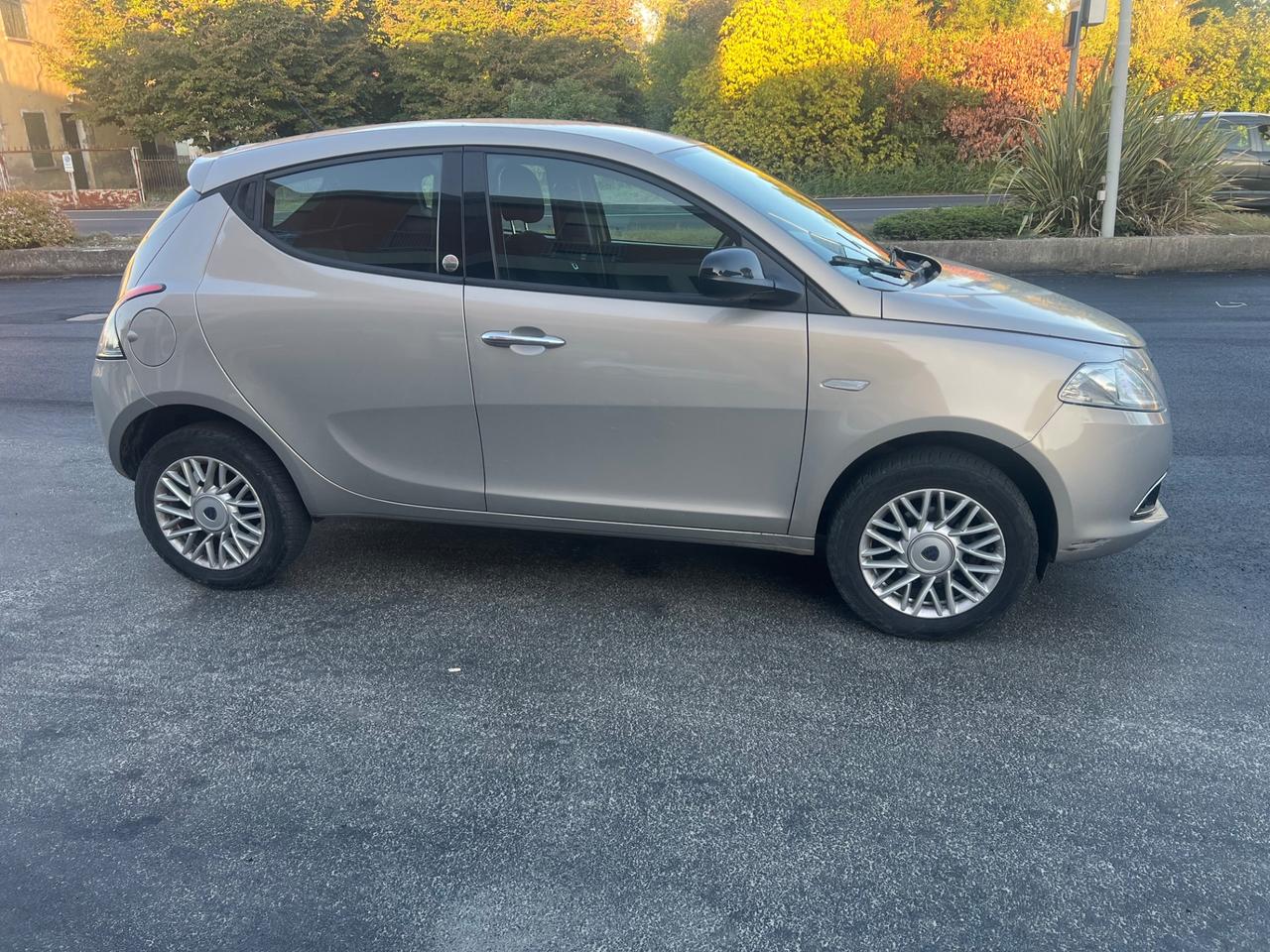 Lancia Ypsilon 0.9 TwinAir 85 CV 5 porte Metano Ecochic Gold