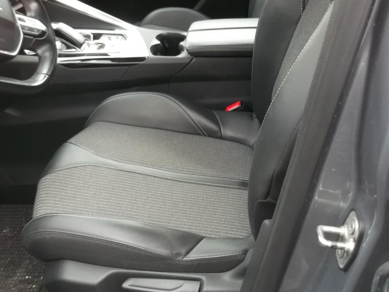 Peugeot 3008 Hybrid 225 e-EAT8 Allure Pack - 01