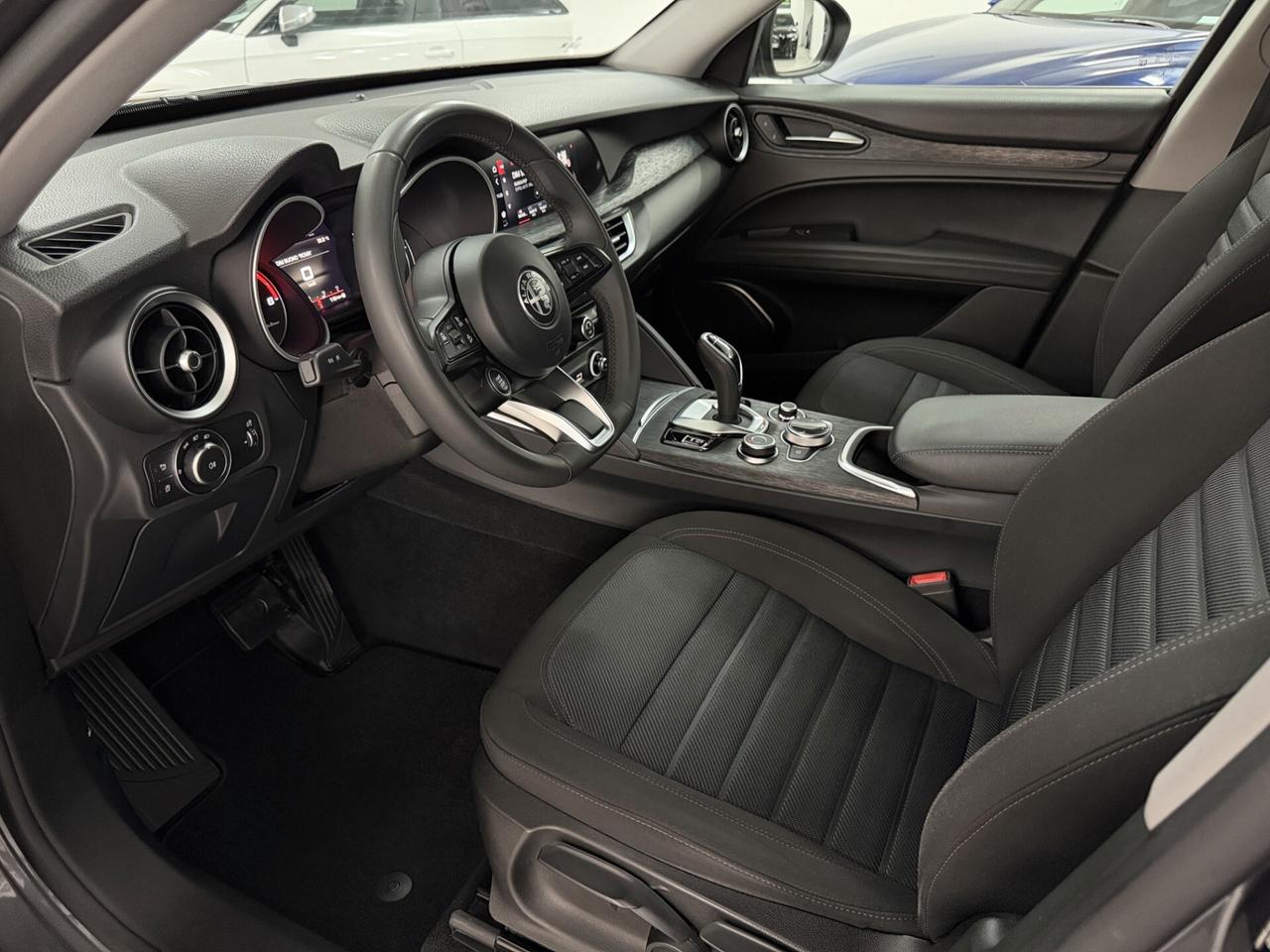 Alfa Romeo Stelvio 2.2 TD 160 CV BUSINESS AT8 DISTRIBUZIONE ESEGUITA NAVI 18" SENSORI VETRI SCURI UNICO PROPRIETARIO