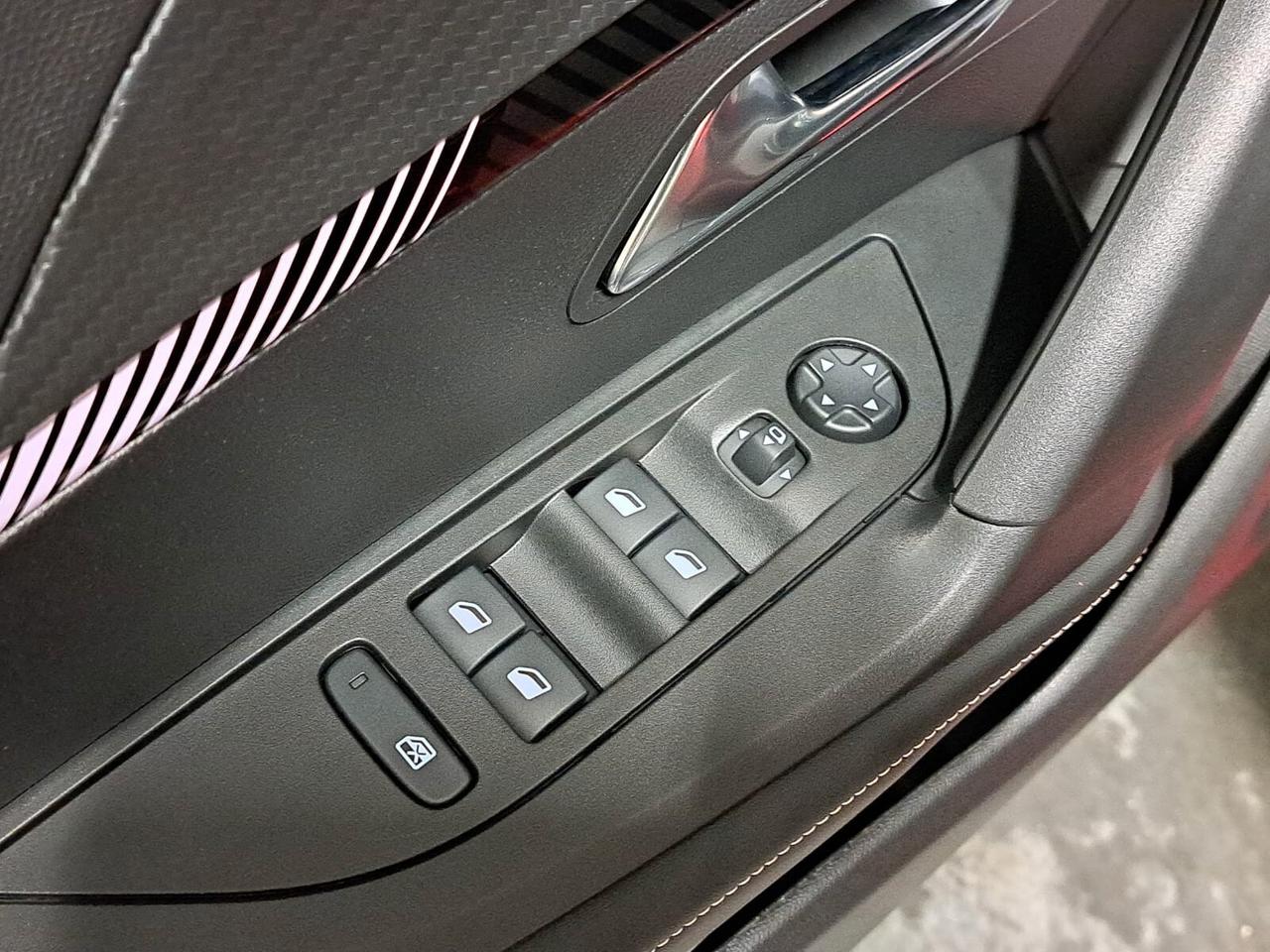 Peugeot 2008 1200 PureTech 101CV Allure Km.0