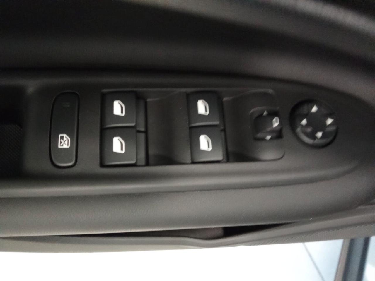 Jeep Avenger 1.2 Turbo 100 CV MHEV Altitude Tech e Sky - Limited Edition