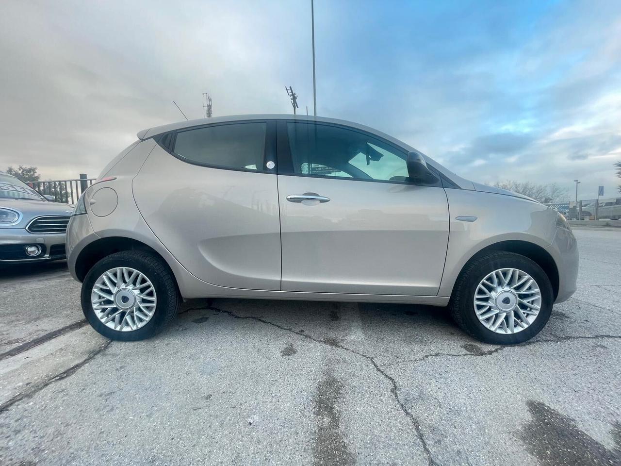 Lancia Ypsilon 0.9 TwinAir 85 CV 5 porte Metano Ecochic Elefantino